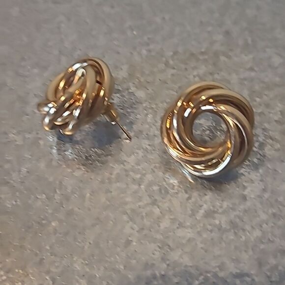 3/$16🎁 Twisted Gold Circle Earrings in Gold Alloy - Picture 4 of 7